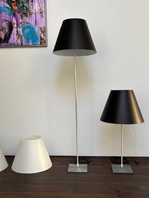 2 lampes Luceplan Costanza. Lampadaire et lampe de table avec abat-jour noir. Encore 2 abat-jour blancs.