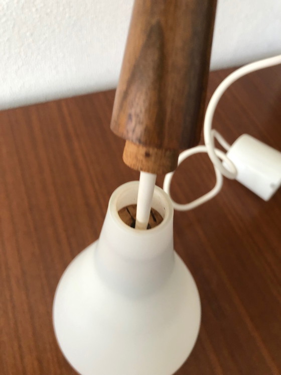 Image 1 of Lampe suspendue scandinave en verre opale avec détails en teck