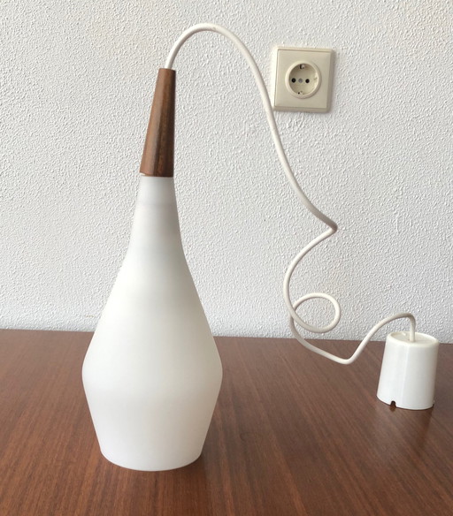 Lampe suspendue scandinave en verre opale avec détails en teck