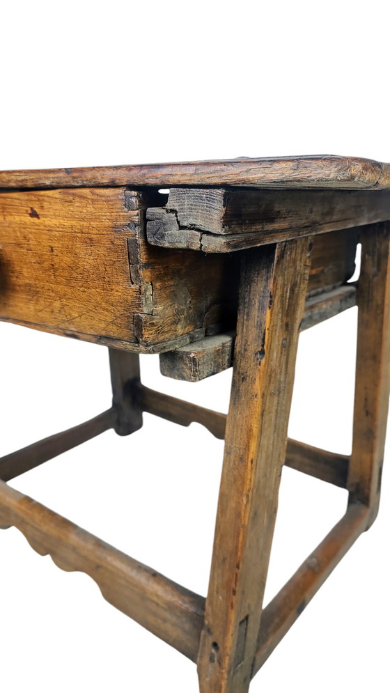 Image 1 of Ancienne table d'appoint espagnole Wabi Sabi du 18e siècle