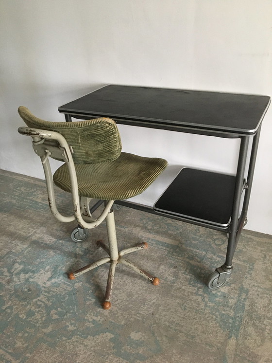 Image 1 of Petit bureau vintage / table d'appoint sur roulettes