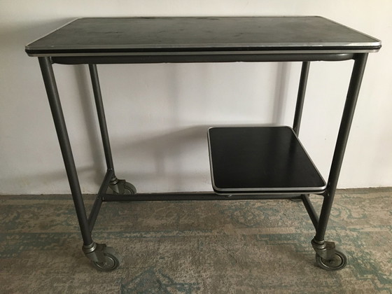 Image 1 of Petit bureau vintage / table d'appoint sur roulettes