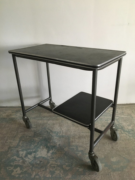 Image 1 of Petit bureau vintage / table d'appoint sur roulettes