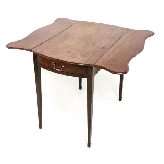 Image 1 of Table vintage en acajou Royal Pembroke