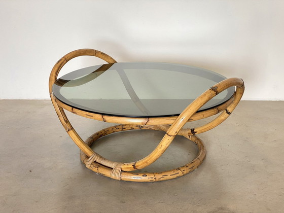 Image 1 of Table basse ronde en bambou avec plateau en verre fumé, 1970