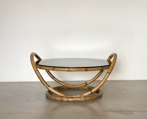 Table basse ronde en bambou avec plateau en verre fumé, 1970