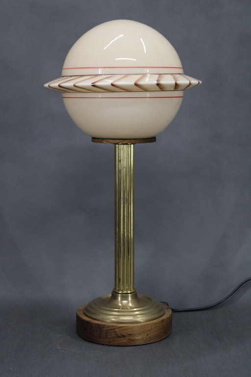 Lampe de table en laiton restaurée des années 1940 avec base en bois et abat-jour en verre