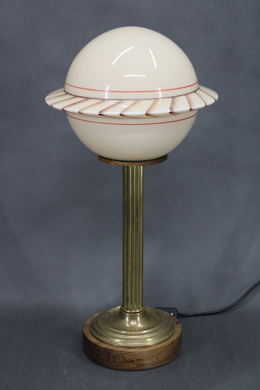 Lampe de table en laiton restaurée des années 1940 avec base en bois et abat-jour en verre