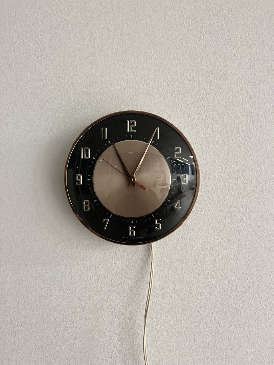 Horloge Murale Metamec Mid-Century en Or Blanc en vente sur