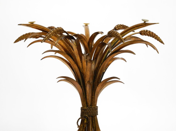 Image 1 of Magnifique table d'appoint Mid Century Regency florale plaquée or avec plateau en verre massif par Hans Kögl