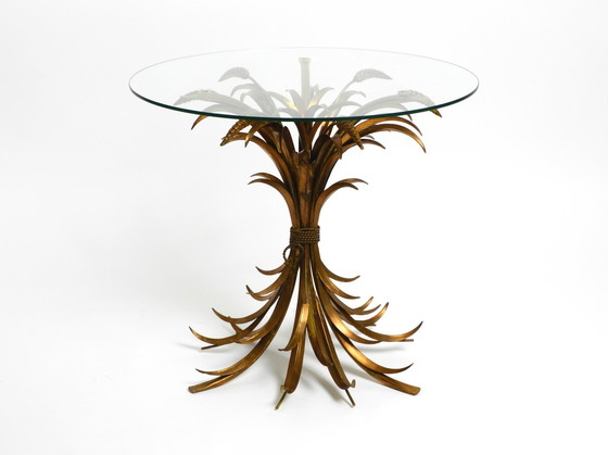 Image 1 of Magnifique table d'appoint Mid Century Regency florale plaquée or avec plateau en verre massif par Hans Kögl