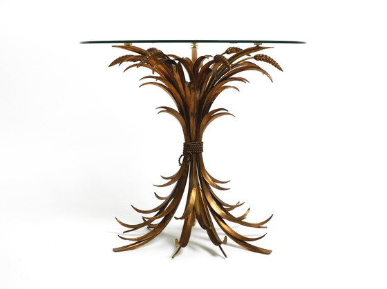 Image 1 of Magnifique table d'appoint Mid Century Regency florale plaquée or avec plateau en verre massif par Hans Kögl