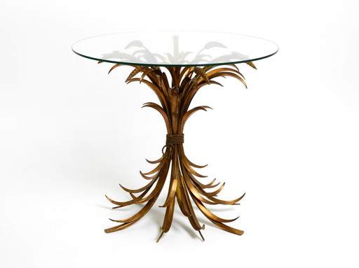 Magnifique table d'appoint Mid Century Regency florale plaquée or avec plateau en verre massif par Hans Kögl