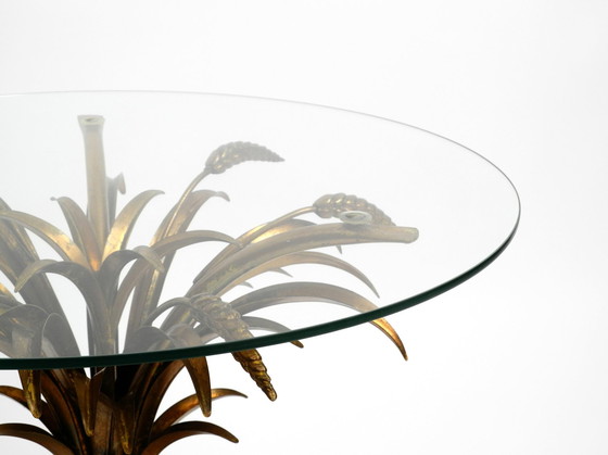 Image 1 of Magnifique table d'appoint Mid Century Regency florale plaquée or avec plateau en verre massif par Hans Kögl