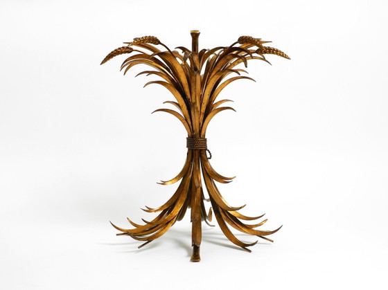 Image 1 of Magnifique table d'appoint Mid Century Regency florale plaquée or avec plateau en verre massif par Hans Kögl