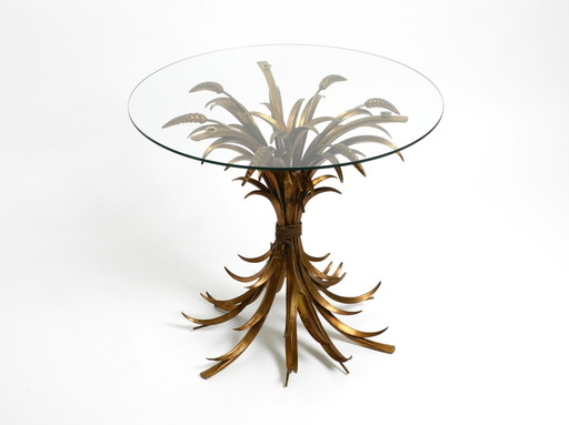 Magnifique table d'appoint Mid Century Regency florale plaquée or avec plateau en verre massif par Hans Kögl