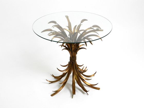 Image 1 of Magnifique table d'appoint Mid Century Regency florale plaquée or avec plateau en verre massif par Hans Kögl