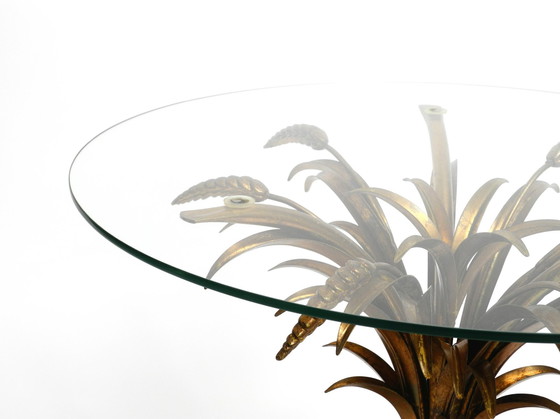 Image 1 of Magnifique table d'appoint Mid Century Regency florale plaquée or avec plateau en verre massif par Hans Kögl