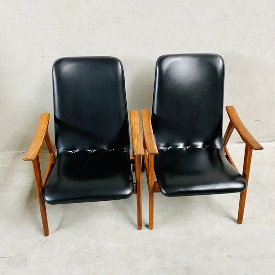 Image 1 of Elégant ensemble de deux fauteuils en skaï noir du Mid Century avec structure en bois de teck | 1960s