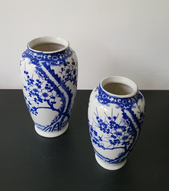 Image 1 of 2 vases Nippon Tokusei décorés de fleurs de Sakura.