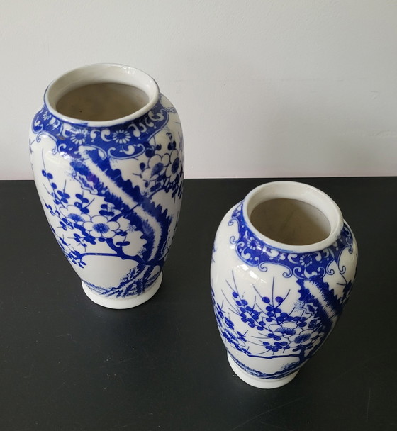 Image 1 of 2 vases Nippon Tokusei décorés de fleurs de Sakura.