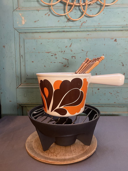 Le Creuset Vintage Fondue Set With Matching Plates