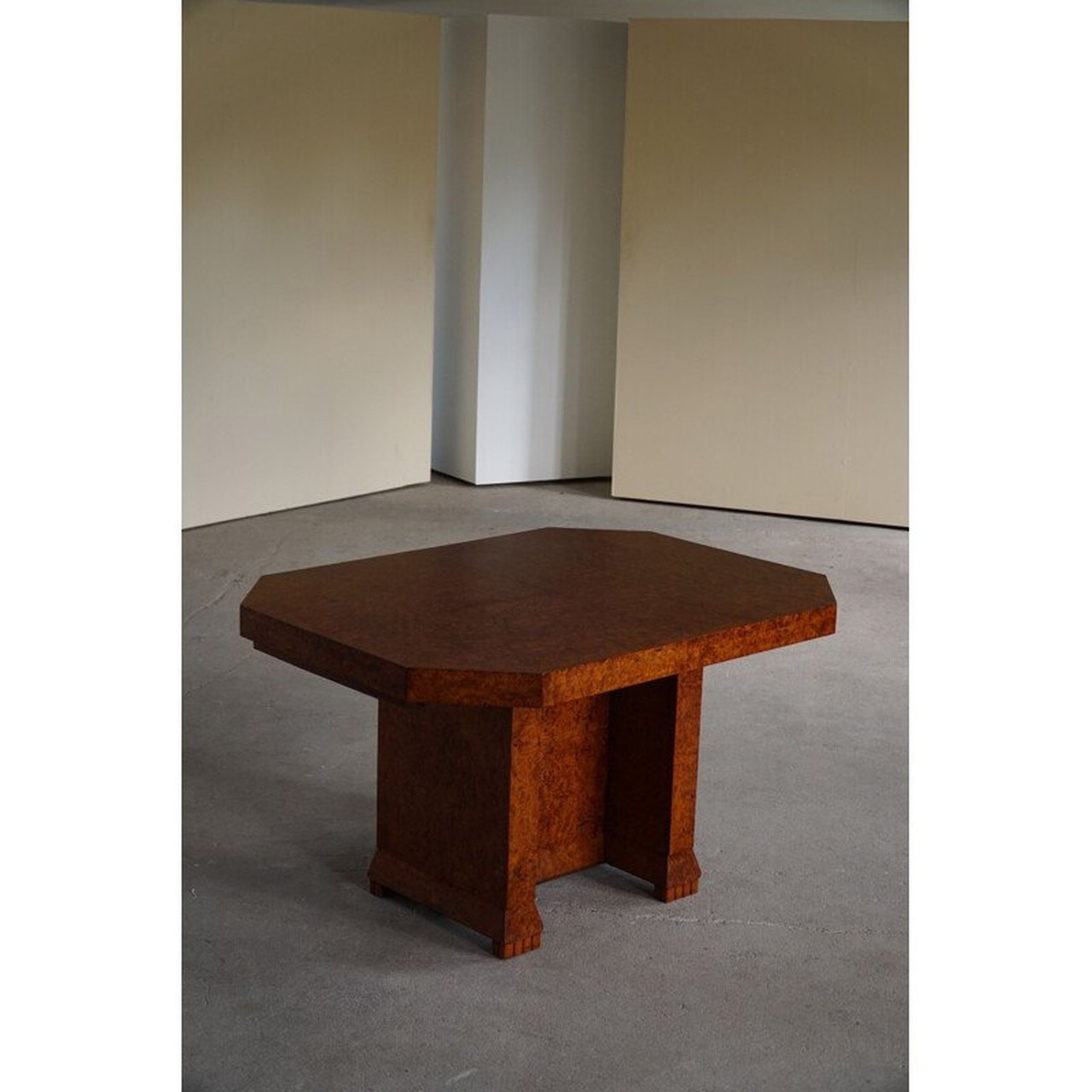 Table ancienne en bois massif, 1930 Vintage Doré/Multicolore/Noir/Rouge - Vendu