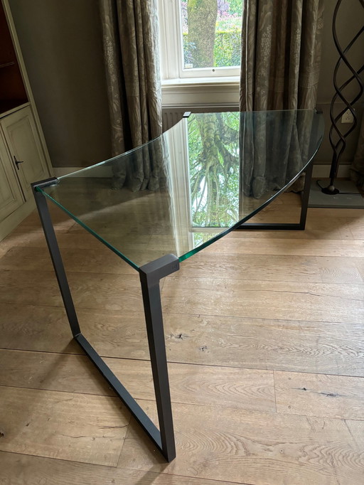 Table à écrire en verre de Peter Ghyczy en parfait état.