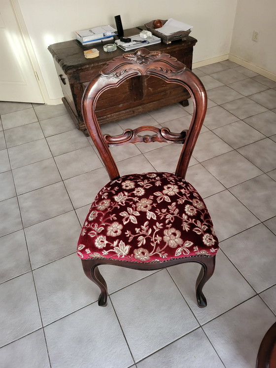 Image 1 of Table avec 4 chaises sans rambarde et 2 chaises avec rambarde.