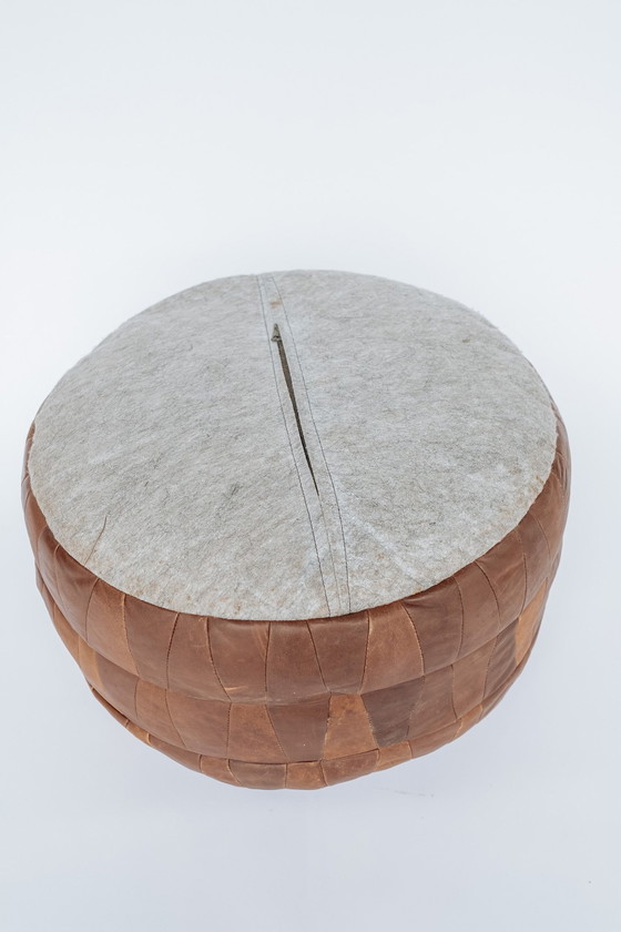 Image 1 of Pouf en cuir vintage 1970