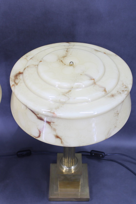 Image 1 of 1940S Paire de lampes de table italiennes en laiton restauré avec abat-jour en verre