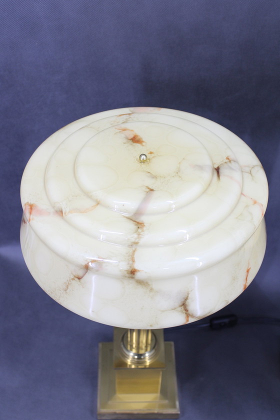 Image 1 of 1940S Paire de lampes de table italiennes en laiton restauré avec abat-jour en verre