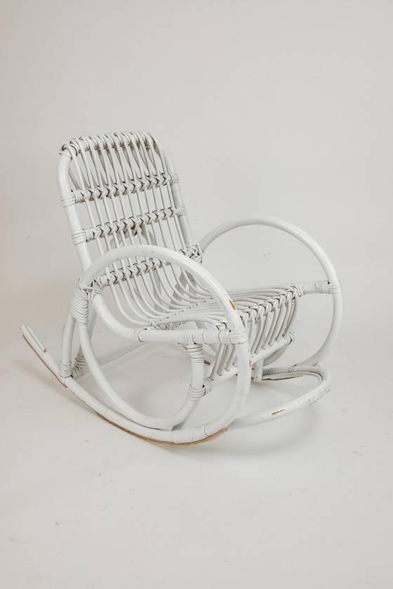 Image 1 of Chaise à bascule vintage en rotin/bambou pour enfants