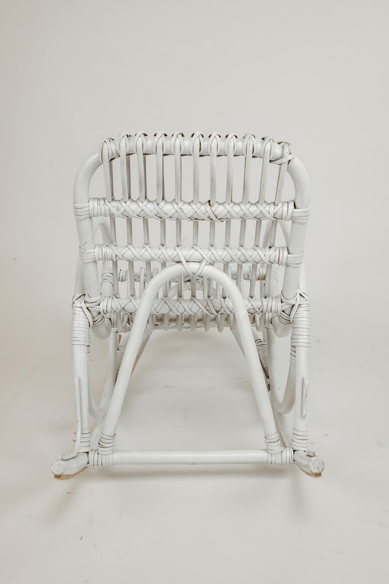 Image 1 of Chaise à bascule vintage en rotin/bambou pour enfants