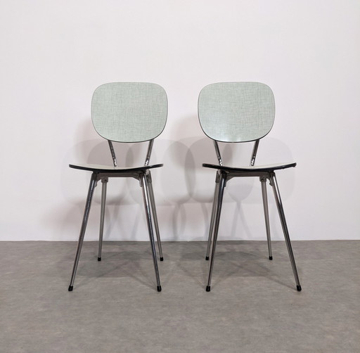 Deux chaises en formica