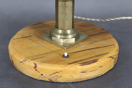 Image 1 of Lampe de table en laiton restaurée des années 1940 avec base en bois et abat-jour en verre