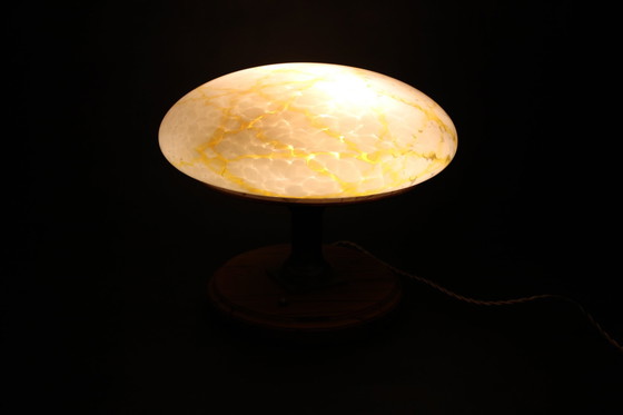 Image 1 of Lampe de table en laiton restaurée des années 1940 avec base en bois et abat-jour en verre