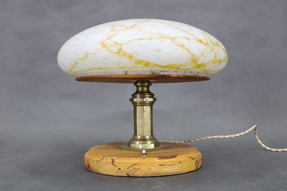 Image 1 of Lampe de table en laiton restaurée des années 1940 avec base en bois et abat-jour en verre