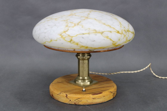 Image 1 of Lampe de table en laiton restaurée des années 1940 avec base en bois et abat-jour en verre