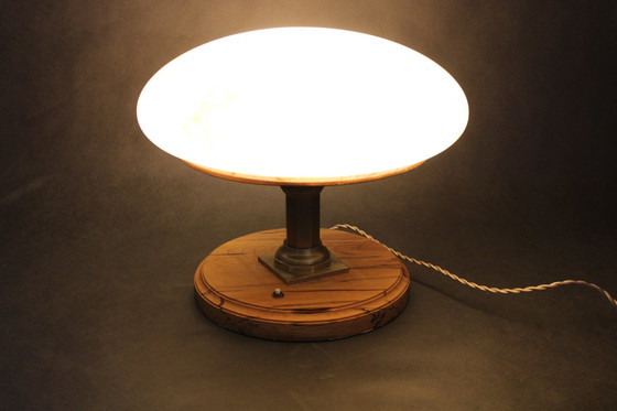 Image 1 of Lampe de table en laiton restaurée des années 1940 avec base en bois et abat-jour en verre