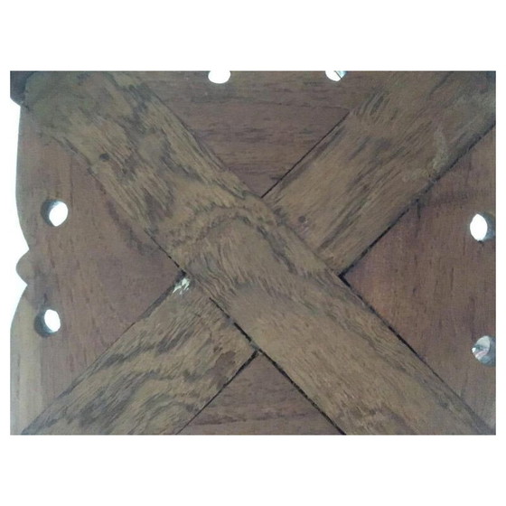 Image 1 of Ensemble de 2 tables d'appoint brunes sculptées à la main 1940