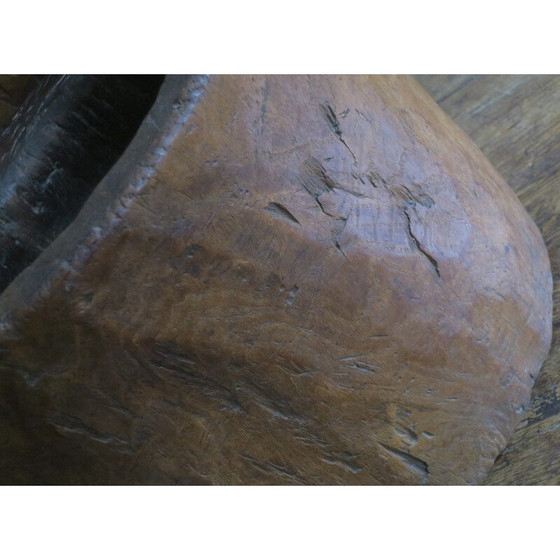 Image 1 of Table basse Boho avec plateau en verre circulaire, ancienne souche d'arbre sculptée