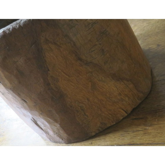 Image 1 of Table basse Boho avec plateau en verre circulaire, ancienne souche d'arbre sculptée