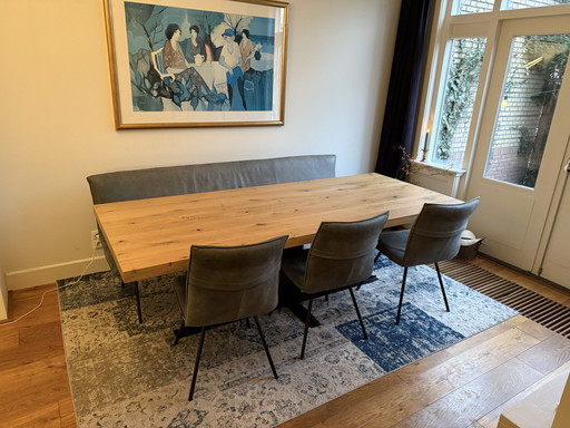 Table en bois de chêne avec banc et trois chaises