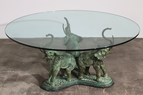 Image 1 of Magnifique table à éléphant en bronze des années 70 avec plateau en verre