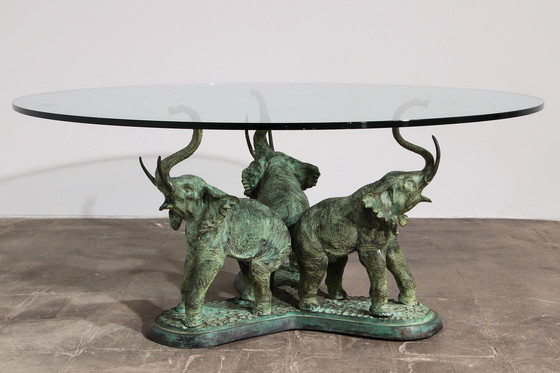 Image 1 of Magnifique table à éléphant en bronze des années 70 avec plateau en verre