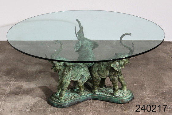 Image 1 of Magnifique table à éléphant en bronze des années 70 avec plateau en verre