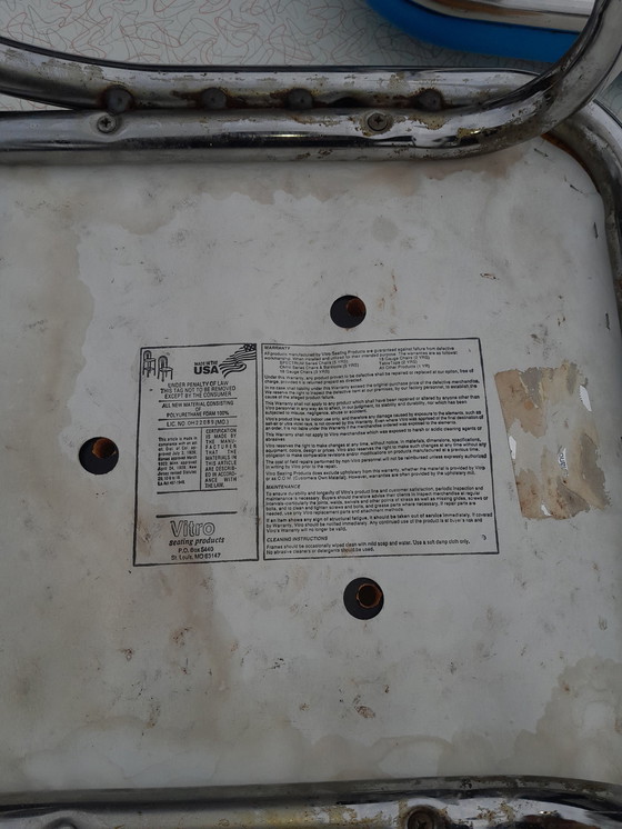 Image 1 of Table Mcdonalds et 2 chaises Sixties.