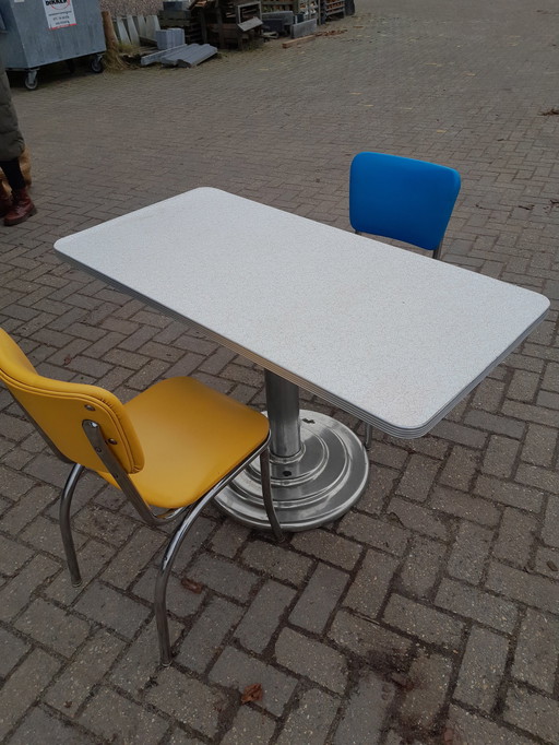 Table Mcdonalds et 2 chaises Sixties.