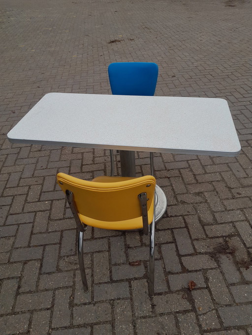 Table Mcdonalds et 2 chaises Sixties.